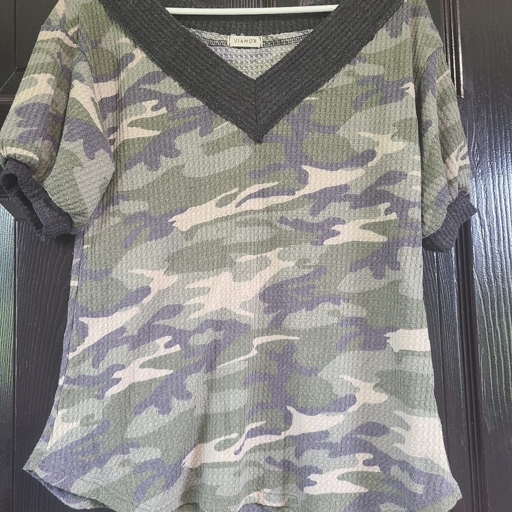 Womens camo vneck top